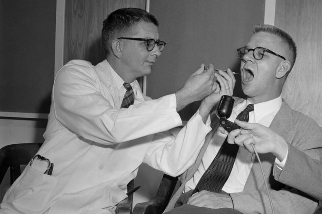 Bác sĩ Harry Williams và Carl Pfeiffer tiến hành thí nghiệm về LSD. Bác sĩ Harry Williams và Carl Pfeiffer tiến hành thí nghiệm về LSD.
