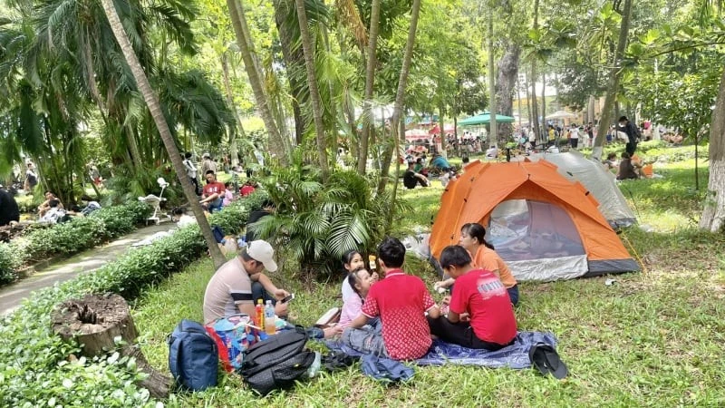 Thảo Cầm Viên đông nghẹt người dân trốn nắng ngày 1/6