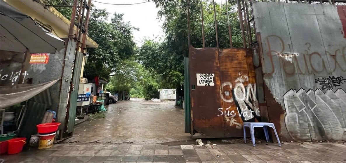 Cận cảnh bãi đỗ xe 10 năm quây rào khiến công viên Thống Nhất nhếch nhác