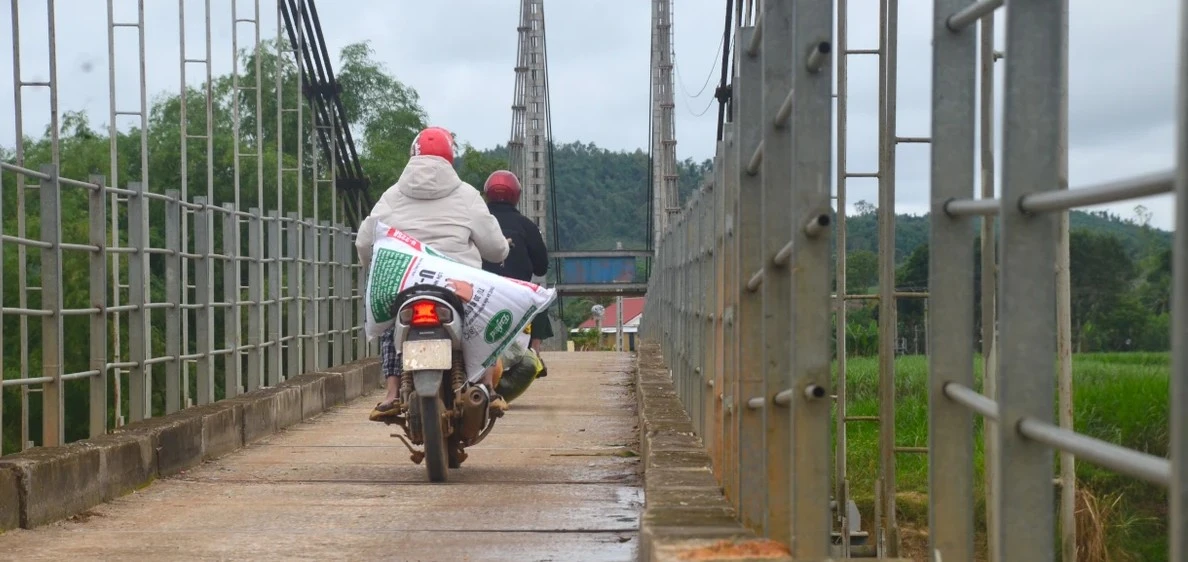  Cầu treo ở Nghệ An bị bão làm xô lệch, người dân nín thở đi qua