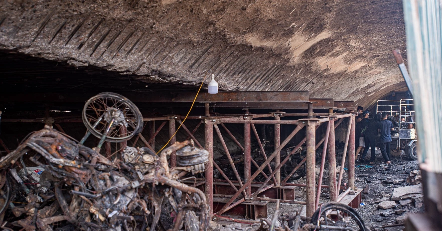 Cảnh tượng 'lạ' dưới gầm cầu Vĩnh Tuy sau vụ cháy thiêu rụi 500 chiếc xe