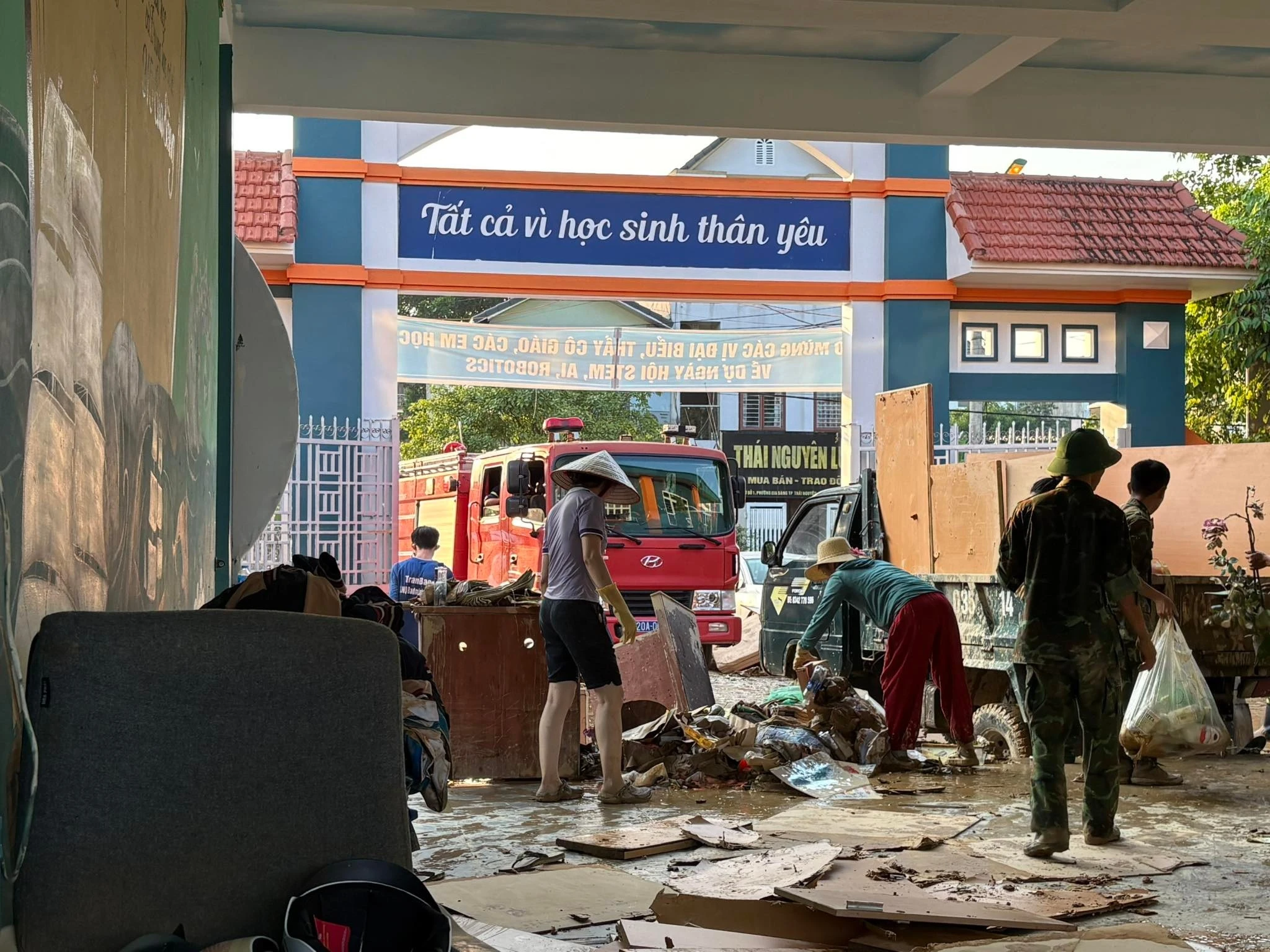 Trường học ở Thái Nguyên ngập bùn đất, ngổn ngang sau lũ