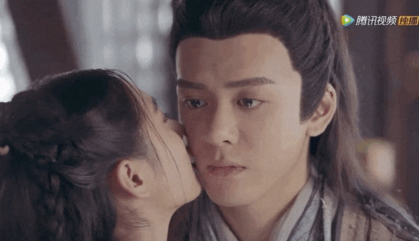Tuy nhiên, Triệu Mẫn không sở hữu thành thục bí kíp võ công nào. Là người thông minh, cơ trí, giỏi bày mưu tính kế, từ nhỏ Triệu Mẫn được cha cho mời rất nhiều cao thủ về dạy võ công nên căn cơ khá vững. Ấy thế nhưng, do thiếu nội lực nên võ công của quận chúa Mông Cổ không có gì quá nổi bật nếu so với Nhậm Doanh Doanh.