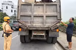 Hà Nội: Đội CSGT số 2 xử lý nhiều xe quá tải, chở hàng rơi vãi