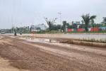 Hà Nội: Xe chở đất từ dự án chung cư HH-2 rơi vãi xuống đường