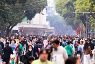 Biển người đổ về phố đi bộ Hồ Gươm