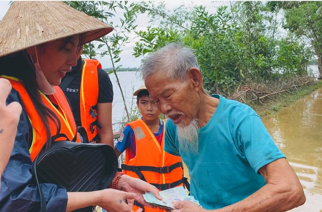 e-Magazine: “Thủy Tiên, em đúng là bà Tiên“! e-Magazine: “Thuy Tien, em dung la ba Tien“!