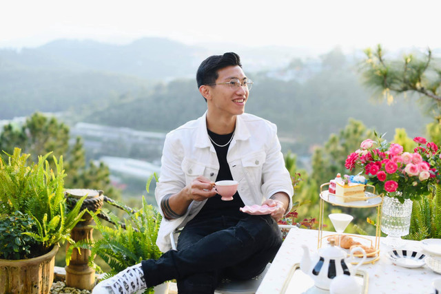 Những lần Đoàn Văn Hậu mặc trang phục màu trắng khiến chị em phát cuồng - Hình 5 Nhung lan Doan Van Hau mac trang phuc mau trang khien chi em phat cuong-Hinh-5