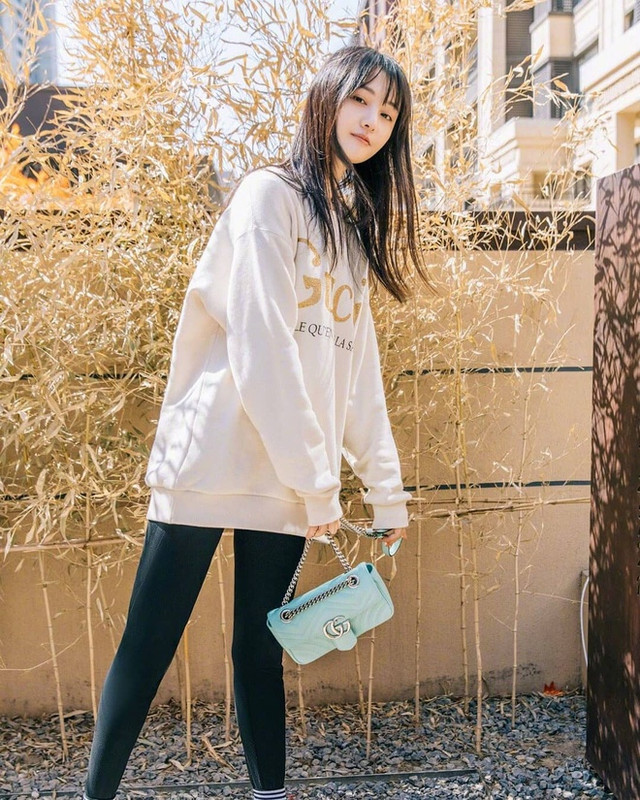 Ngắm gu thời trang trẻ trung như gái đôi mươi của Trịnh Sảng - Hình 10 Ngam gu thoi trang tre trung nhu gai doi muoi cua Trinh Sang-Hinh-10