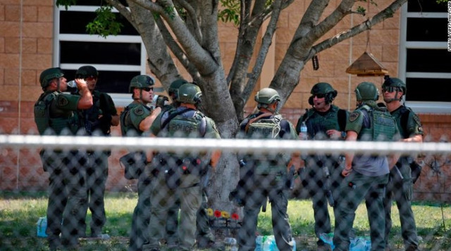 Hiện trường vụ xả súng 21 người chết tại trường tiểu học Mỹ - Hình 11 Hien truong vu xa sung 21 nguoi chet tai truong tieu hoc My-Hinh-11