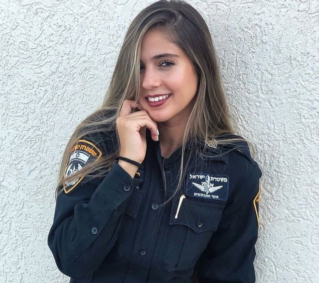 Ngây người trước vẻ đẹp mê hồn của các nữ cảnh sát thế giới Ngay nguoi truoc ve dep me hon cua cac nu canh sat the gioi