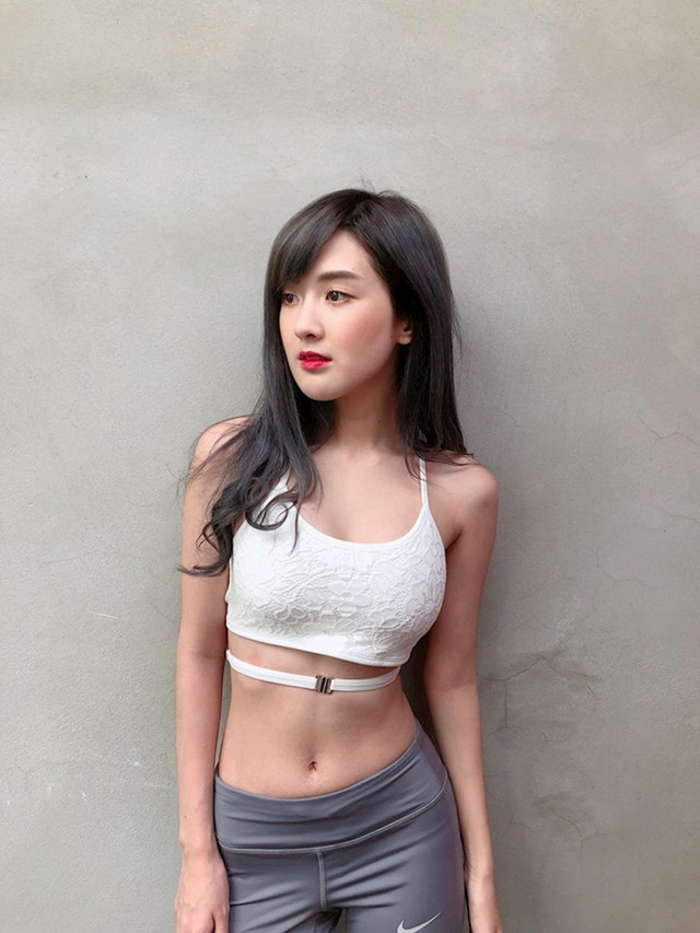 Gu thời trang khoe eo thon gợi cảm của nữ game thủ nổi tiếng Thái Lan - Hình 4 Gu thoi trang khoe eo thon goi cam cua nu game thu noi tieng Thai Lan-Hinh-4