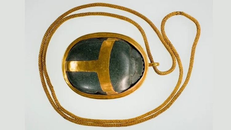 Hatnefer's Heart Scarab là bùa hộ mệnh quý hiếm được các chuyên gia tìm thấy trong ngôi mộ của một nữ quý tộc Ai Cập cổ đại vào những năm 1930. Danh tính của người phụ nữ chôn cùng dây chuyền có hình bọ hung được xác định là Hatnefer. Ảnh: Metropolitan Museum of Art. dayyy-1.jpg