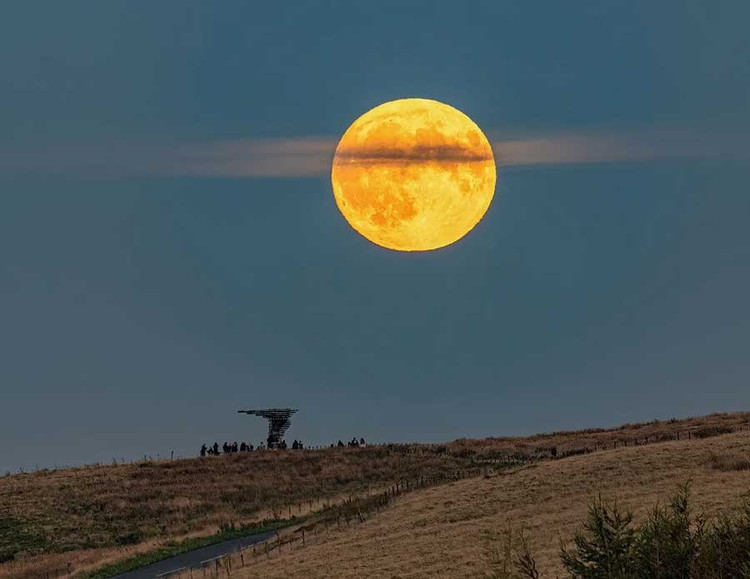 Supermoons កើតឡើងតែពីរបីដងក្នុងមួយឆ្នាំ ដោយសារតែគន្លងរបស់ព្រះច័ន្ទផ្លាស់ប្តូរទិសដៅ នៅពេលដែលផែនដីវិលជុំវិញព្រះអាទិត្យ។ នោះហើយជាមូលហេតុដែលវាកម្រនឹងបានឃើញព្រះច័ន្ទដ៏អស្ចារ្យក្នុងរយៈពេលបីខែជាប់ៗគ្នាដូចឆ្នាំនេះ។ រូបថត៖ scopetrader.com ។ sieuuu-8.jpg