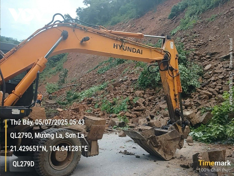 Đơn vị quản lý tuyến đã kịp thời huy động máy móc đến hót dọn sat-4.jpg