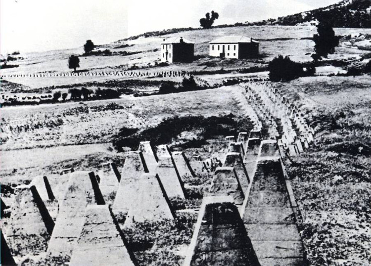 Já adulto, Itsios casou-se com uma moça de sua aldeia, Anna K. Nanopoulou. O casal teve dois filhos. No final da década de 1930, a Grécia começou a construir uma série de fortificações ao longo de sua fronteira norte montanhosa, conhecida como Linha Metaxas, para se defender da guerra com a Bulgária. Foto: Wikimedia Commons. hung-3.jpg