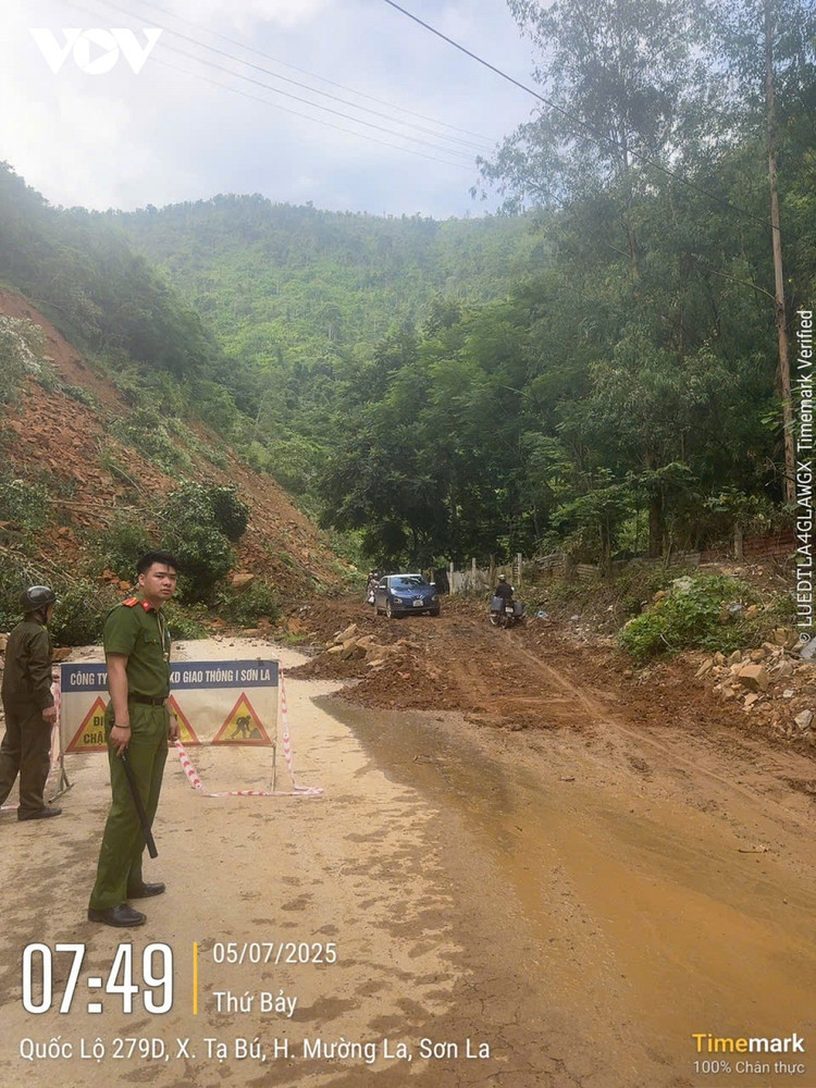 Lực lượng chức năng túc trực, phân luồng giao thông do nguy cơ tiếp tục sạt lở rất cao sat-6.jpg