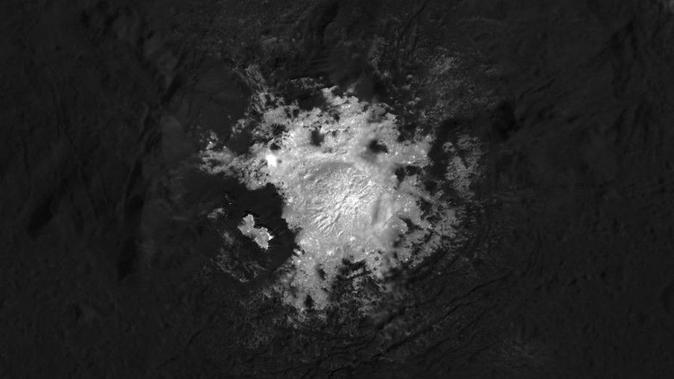 Outros estudos da NASA também sugeriram que o oceano subterrâneo de Ceres pode conter carbono orgânico, um componente essencial de toda a vida na Terra. Imagem: NASA/JPL-Caltech/UCLA/MPS/DLR/IDA/PSI. hanhh-6.jpg