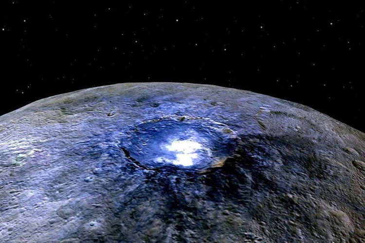 Até agora, os cientistas acreditavam que era improvável que a vida pudesse surgir em Ceres, pois o planeta anão não possuía fontes de energia capazes de nutrir vida. No entanto, uma nova pesquisa publicada na revista Science Advances revela que isso pode não ser sempre o caso. Imagem: NASA/JPL-Caltech/UCLA/MPS/DLR/IDA. hanhh-7.jpg