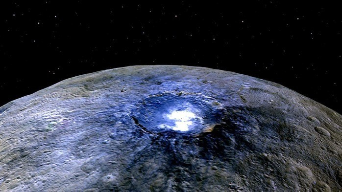 Nos últimos anos, os cientistas aprenderam muito sobre Ceres graças à sonda Dawn da NASA, que visitou o planeta anão de 2014 a 2018. Uma das descobertas mais empolgantes da missão Dawn é que o asteroide gigante provavelmente é um mundo aquático. Foto: NASA. hanhh-4.jpg