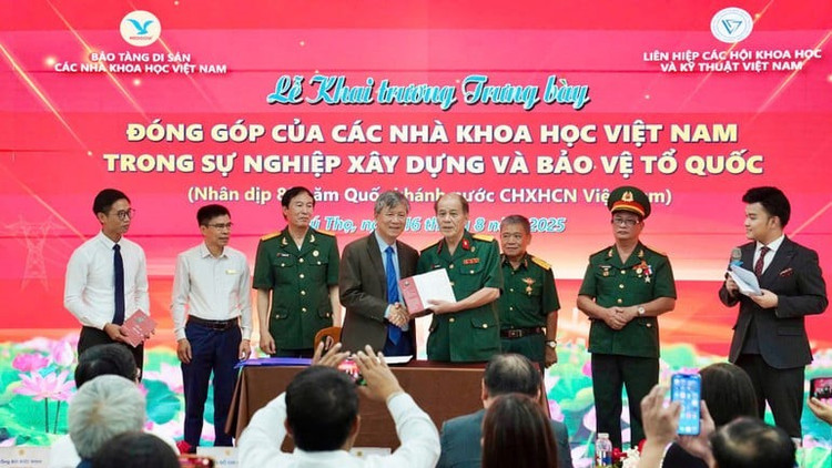 Tiến sĩ Đào Chí Thành tặng tài liệu cho Bảo tàng Di sản các nhà khoa học Việt Nam Tiến sĩ Đào Chí Thành tặng tài liệu cho Bảo tàng Di sản các nhà khoa học Việt Nam