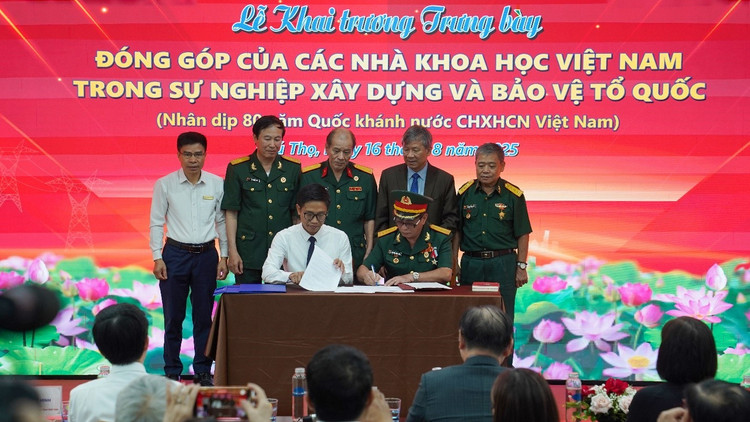 Đại tá, Giáo sư, Tiến ĩỹ Nguyễn Cảnh Toàn và MEDDOM ký kết tiếp nhận tài liệu Đại tá, Giáo sư, Tiến ĩỹ Nguyễn Cảnh Toàn và MEDDOM ký kết tiếp nhận tài liệu