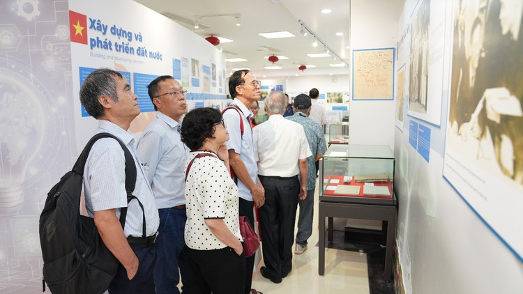 Các đại biểu tham quan không gian trưng bày Các đại biểu tham quan không gian trưng bày