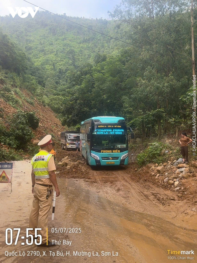 Sau nhiều nỗ lực khắc phục, đến 8h, các phương tiện đã có thể lưu thông sat-2.jpg