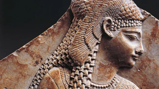 Nữ hoàng Cleopatra VII nổi tiếng với giai thoại về tình yêu khi lần lượt chinh phục được 2 nhân vật đầy quyền lực của đế chế La Mã là Julius Ceasar và Marcus Antonius. Cả hai người tình này đều dùng ảnh hưởng của mình để giúp Nữ hoàng Cleopatra giữ vững quyền lực. Ảnh: DEA PICTURE LIBRARY/De Agostini via Getty Images. aicap-9.jpg