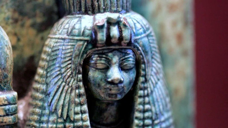 Các nhà khảo cổ đã tìm thấy ngôi mộ của pharaoh Merneith tại nghĩa trang Umm el-Qa'ab. Công trình được xây bằng gạch thô, đất sét và ván gỗ. Bên trong mộ có nhiều hiện vật, bao gồm các bình rượu khoảng 5.000 tuổi. Ảnh: Louvre Museum/Wikimedia Commons. aicap-3.jpg