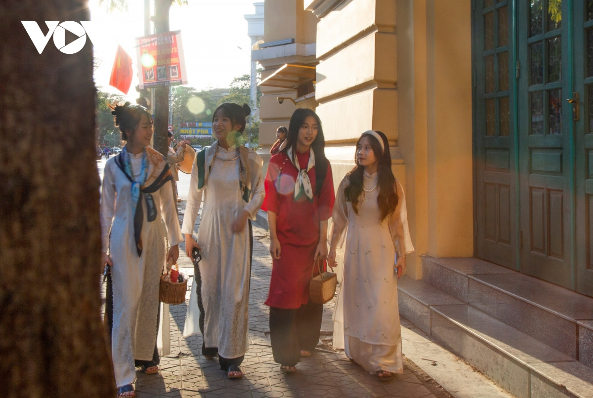 Các dịch vụ cho thuê trang phục và phụ kiện thời trang đắt khách vào thời điểm này. Khách hàng thường lựa chọn thuê áo dài kèm theo các phụ kiện như guốc gỗ, kính râm, khăn... để tạo điểm nhấn cho bộ trang phục. Giá thuê bộ áo dài trung bình từ 70.000 - 350.000 đồng (tuỳ theo kích thước, loại và kiểu dáng).