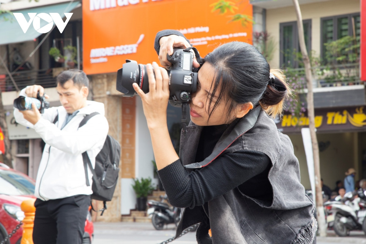 Chị Hồng Nhung (quận Hải An, TP. Hải Phòng) - một nhiếp ảnh cho biết, năm nay, chị nhận được lịch chụp ảnh từ cuối tháng 12. Càng những ngày cận Tết, lượng khách hàng có nhu cầu chụp càng đông hơn, ngày nào cũng kín lịch chụp. Mỗi gói chụp tuỳ vào nhu cầu của khách hàng sẽ giá dao động từ 800.000 đồng/người (bao gồm cả thuê trang phục, phụ kiện, di chuyển ngoại cảnh trong thành phố trong nửa ngày). Bối cảnh được khách hàng lựa chọn chụp Tết nhiều nhất là khu vực chợ Đổ (đường Phan Bội Châu), Nhà hát thành phố, Bưu điện Hải Phòng...