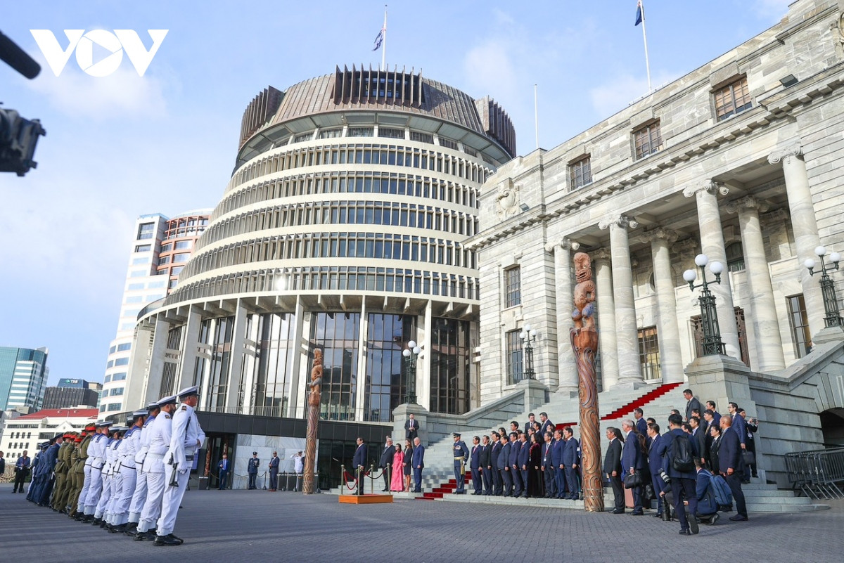 Lễ đón được tổ chức đặc biệt trang trọng theo nghi thức dành cho người đứng đầu Chính phủ nước ngoài thăm chính thức New Zealand, gồm lễ đón truyền thống của thổ dân Maori và lễ đón chính thức. Dự lễ đón có phu nhân của hai thủ tướng, lãnh đạo các bộ, cơ quan hai nước, đặc biệt có sự tham dự của Chủ tịch Quốc hội New Zealand.