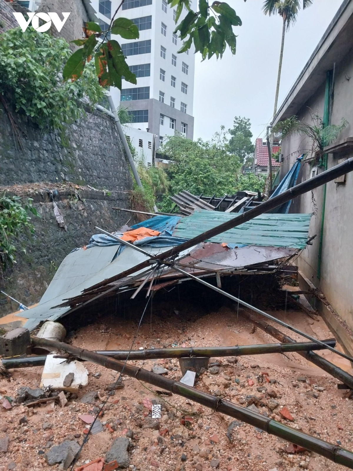 br/> Với các khu vực sạt lở, lực lượng chức năng TP Hạ Long đã tổ chức di dời các hộ dân bị ảnh hưởng và chăng dây, cắm biển cảnh báo tại các khu vực bị sạt. Có 6 hộ dân tại phường Hà Trung và Hà Khánh đã được di dời khẩn cấp đến nơi an toàn