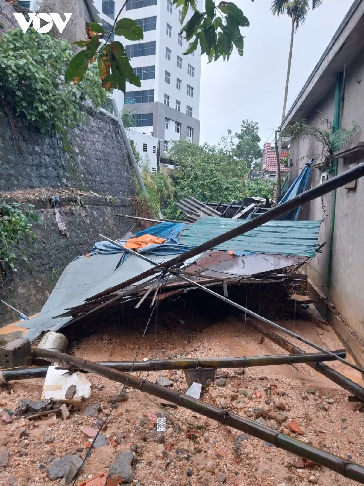 br/> Với các khu vực sạt lở, lực lượng chức năng TP Hạ Long đã tổ chức di dời các hộ dân bị ảnh hưởng và chăng dây, cắm biển cảnh báo tại các khu vực bị sạt. Có 6 hộ dân tại phường Hà Trung và Hà Khánh đã được di dời khẩn cấp đến nơi an toàn