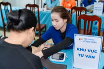 Nhân viên trung tâm tiêm chủng Long Châu tư vấn và khám sàng lọc trước tiêm.