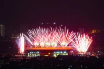 Lần đầu tiên pháo hoa bắn liên tục từ đầu đến cuối tại “concert quốc gia” ở Mỹ Đình tối nay