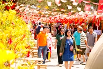 Hàng vạn người đổ về Cần Giờ hái lộc đầu năm, giới đầu tư nhìn thấy “chỉ báo” tăng trưởng mới 