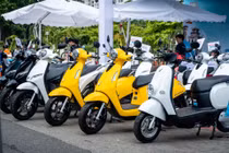 Người dân hào hứng sắm xe máy VinFast trong ngày hội