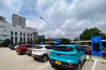 Cận cảnh trạm sạc V-Green khủng tại Cầu Giấy