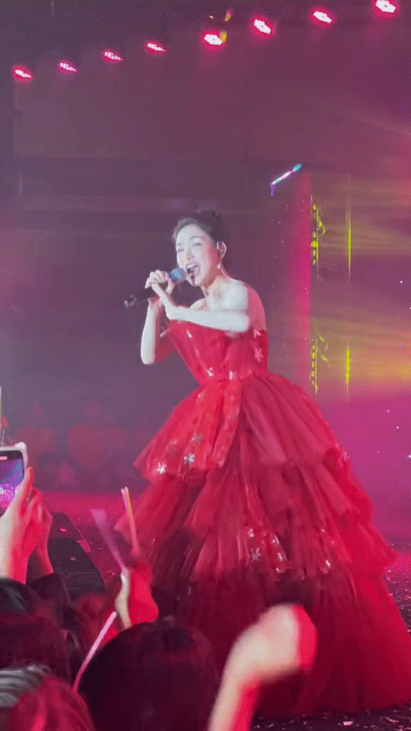 Hòa Minzy khoe nhan sắc xinh đẹp, hát 'Tàu anh qua núi' cực mượt Hoa Minzy khoe nhan sac xinh dep, hat 'Tau anh qua nui' cuc muot