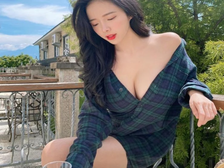 2 Nữ thạc sĩ không chỉ học rộng mà còn có lối ăn mặc cực chất