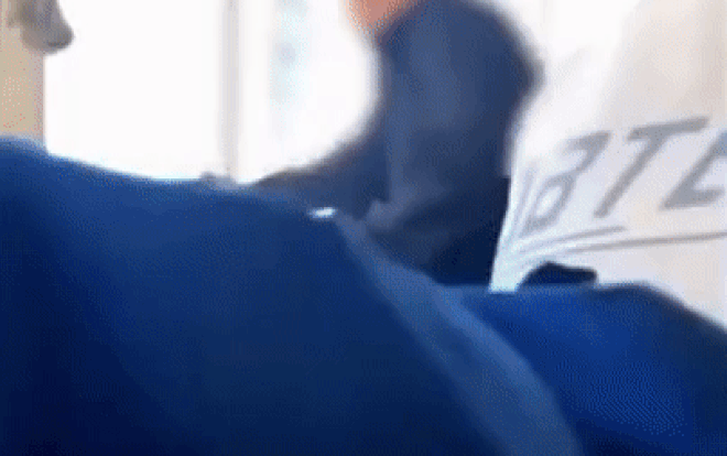 Phan no thay giao tum toc, thang chan dap tui bui vao nguoi hoc sinh