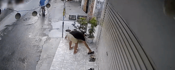 Thanh niên trộm đôi dép chủ nhà mới mua cùng thái độ bất ngờ - Hình 2 Thanh nien trom doi dep chu nha moi mua cung thai do bat ngo-Hinh-2