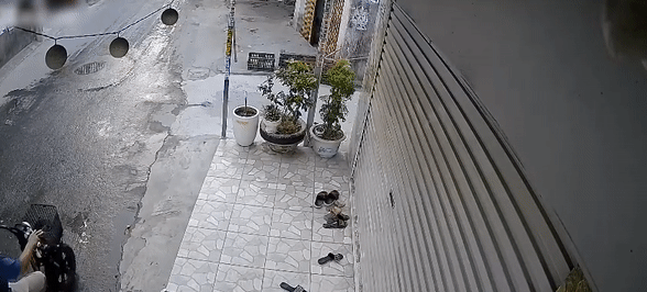 Thanh niên trộm đôi dép chủ nhà mới mua cùng thái độ bất ngờ Thanh nien trom doi dep chu nha moi mua cung thai do bat ngo