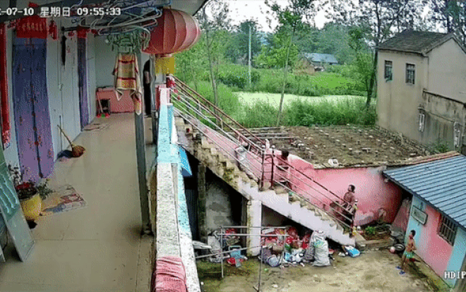 Cau be bat ngo bi dien giat khi leo cau thang