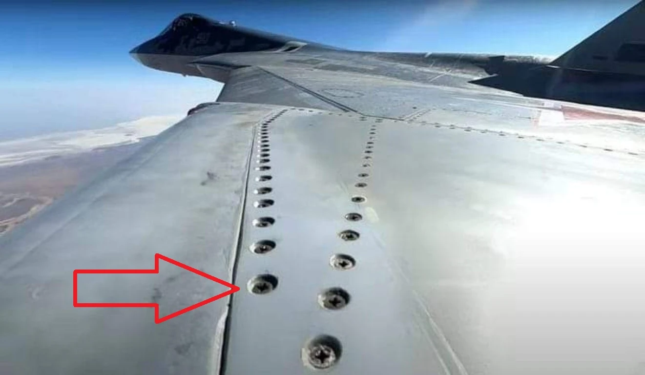 Choáng: Tiêm kích Su-57 Nga bắt ốc vít bốn cạnh dọc cánh