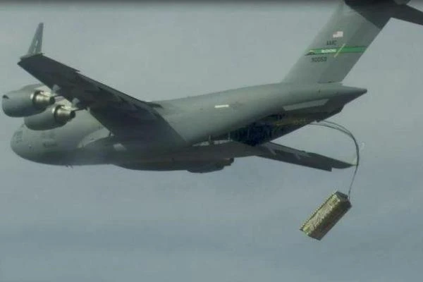 Bắt chước Việt Nam, Mỹ biến vận tải cơ thành oanh tạc cơ