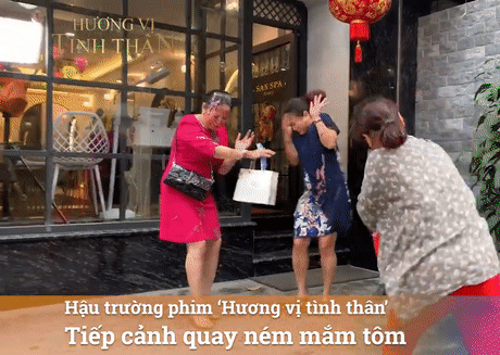 Hậu trường cảnh ném mắm tôm trả thù trong 'Hương vị tình thân' - Hình 2 Hau truong canh nem mam tom tra thu trong 'Huong vi tinh than'-Hinh-2