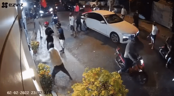 Kinh hoàng nhóm thanh niên cầm mã tấu chém loạn xạ vào nhà dân - Hình 2 Kinh hoang nhom thanh nien cam ma tau chem loan xa vao nha dan-Hinh-2